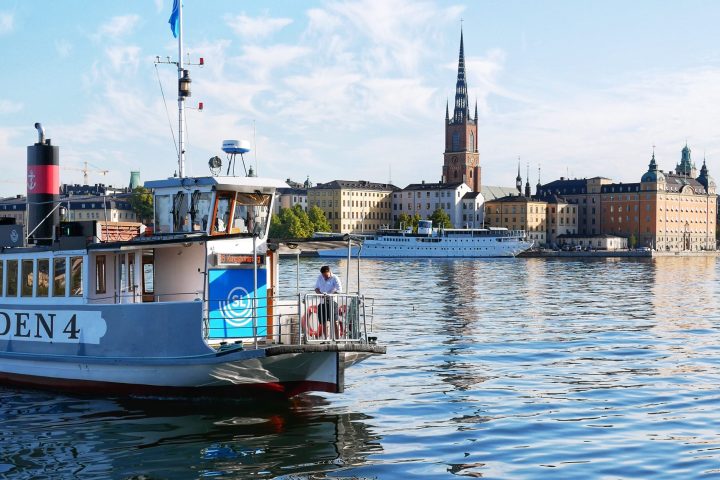 a small boat in a harbor