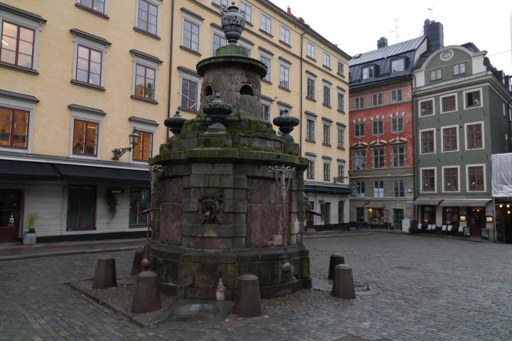 a statue in front of a building