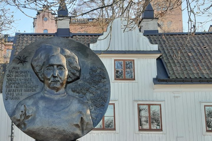 a statue in front of a building