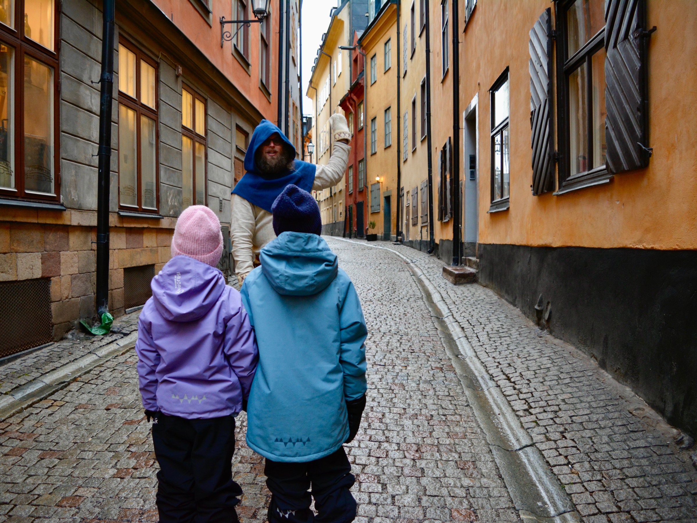 Guidad spökvandring med utklädd guide i Stockholm gamla stan gränder. Guidetur Sweden History Tours.