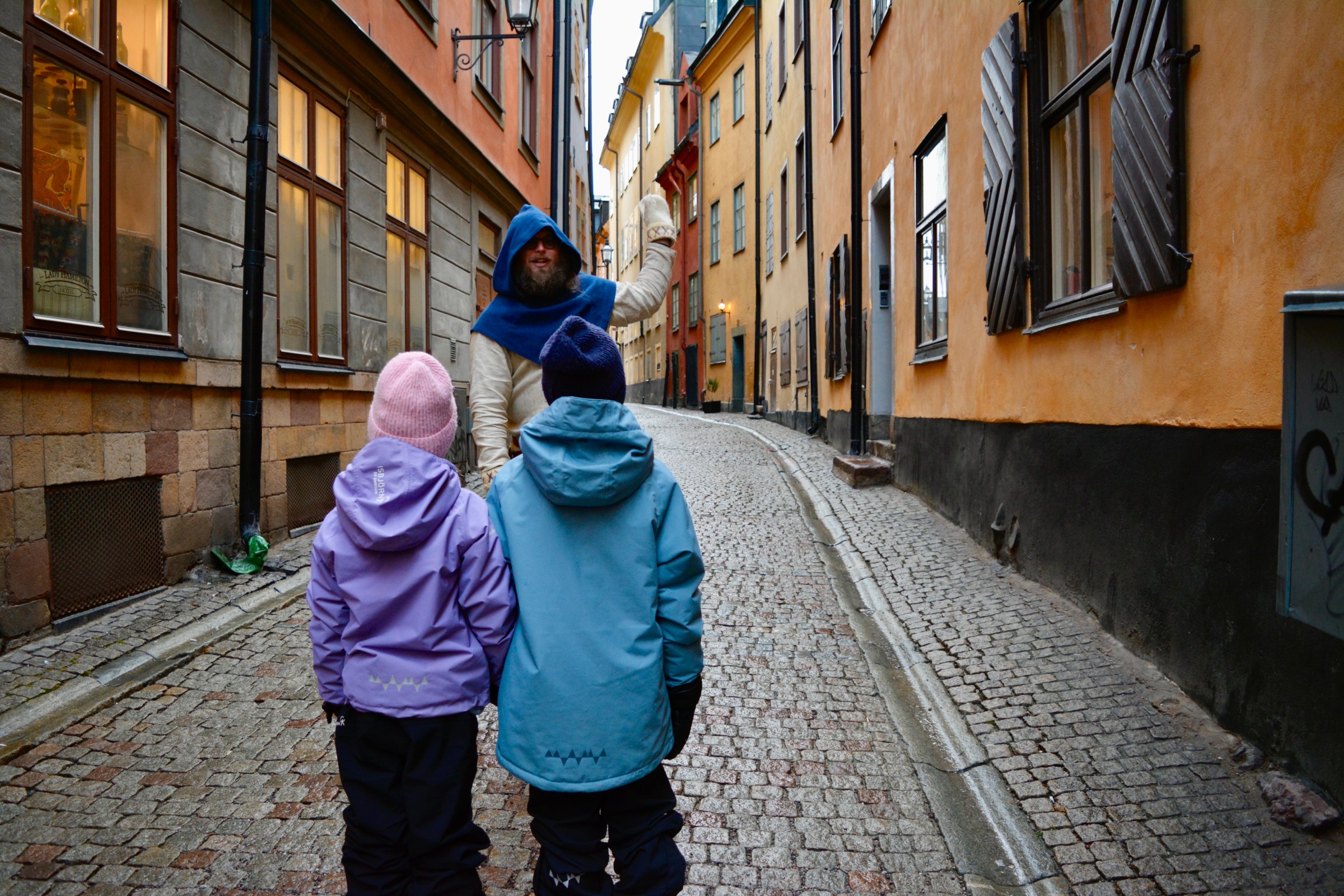 Guidad spökvandring med utklädd guide i Stockholm gamla stan gränder. Guidetur Sweden History Tours.