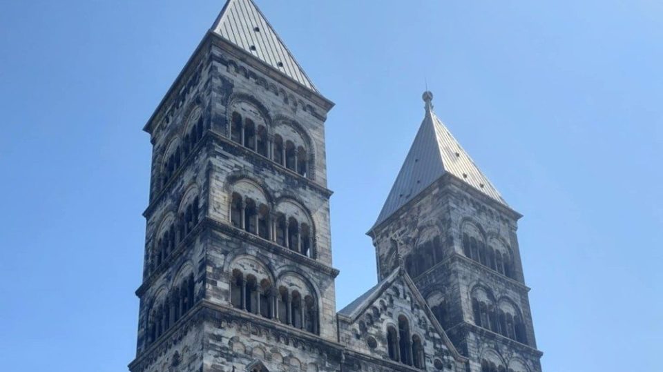 1000027493 a large stone building